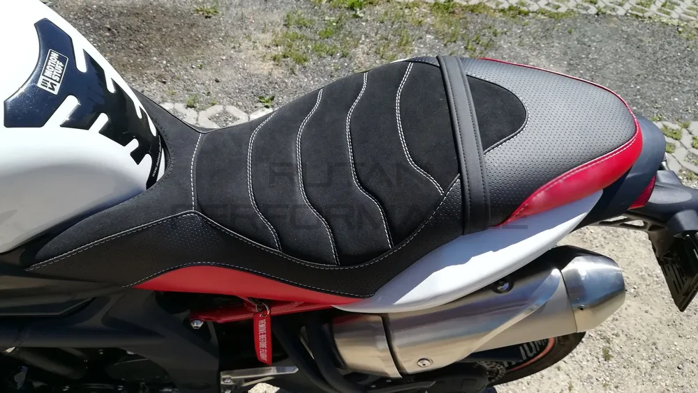 ÚPRAVA SEDLA -Speed Triple 1050 ´11-15 - moto 1 (2)
