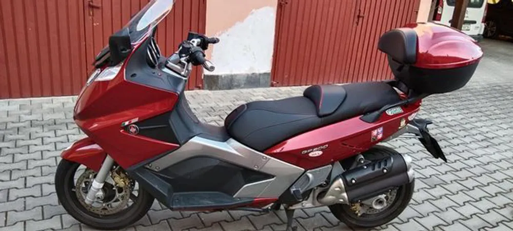 ÚPRAVA SEDLA -GP 800 - moto 1